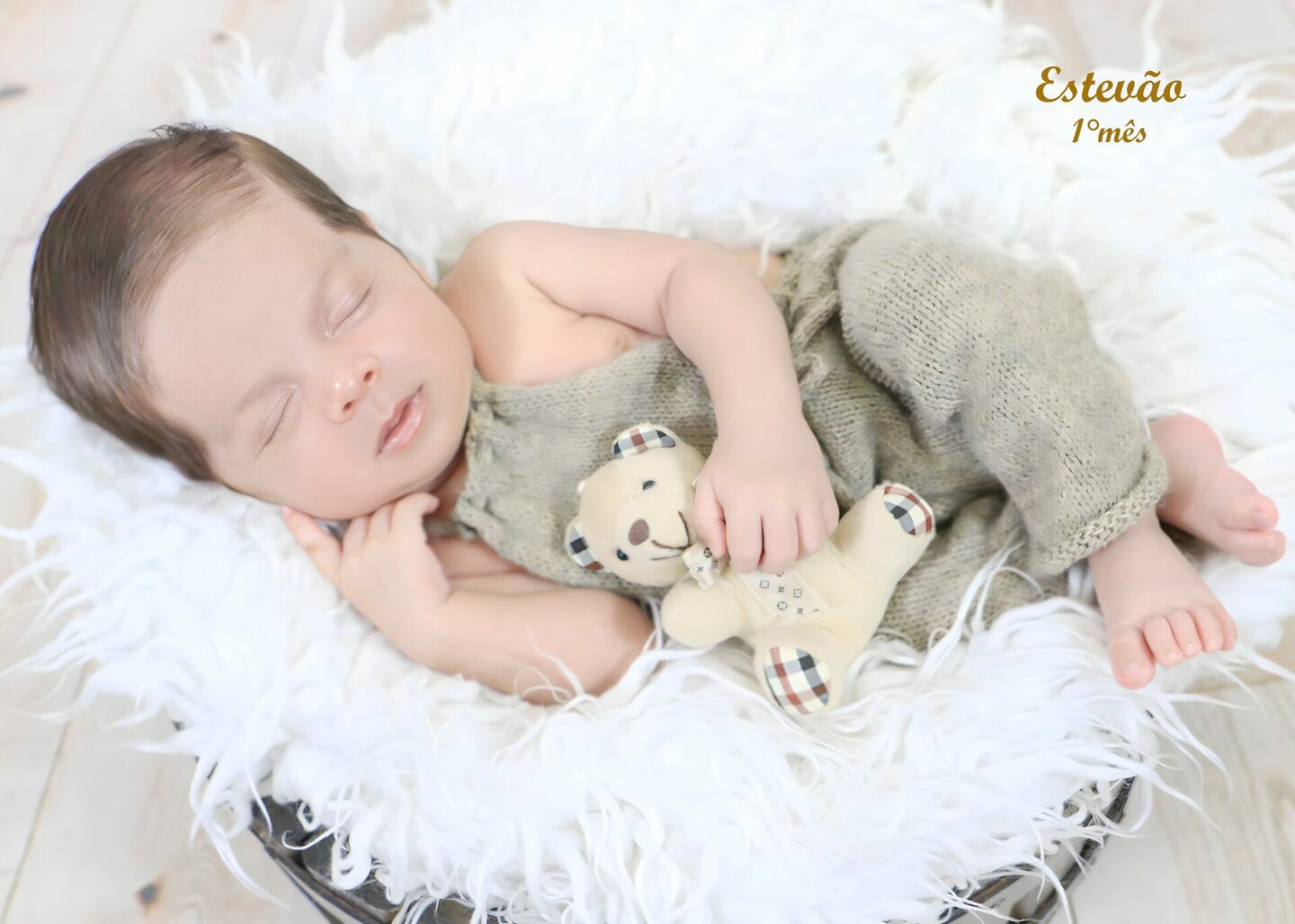 ESTEVÃO - completando seu 1° MÊS- mamãe VITÓRIA